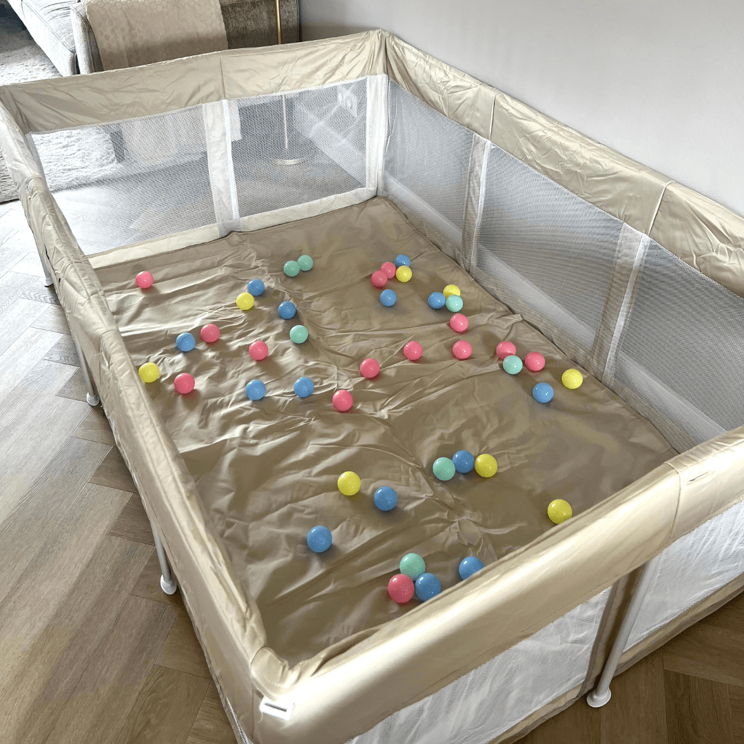 Grondbox 120×180 in moderne woonkamer – veilige ruime speelplek voor baby’s.