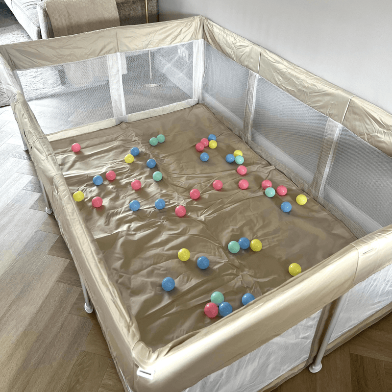 Grondbox 120×180 in moderne woonkamer – veilige ruime speelplek voor baby’s.