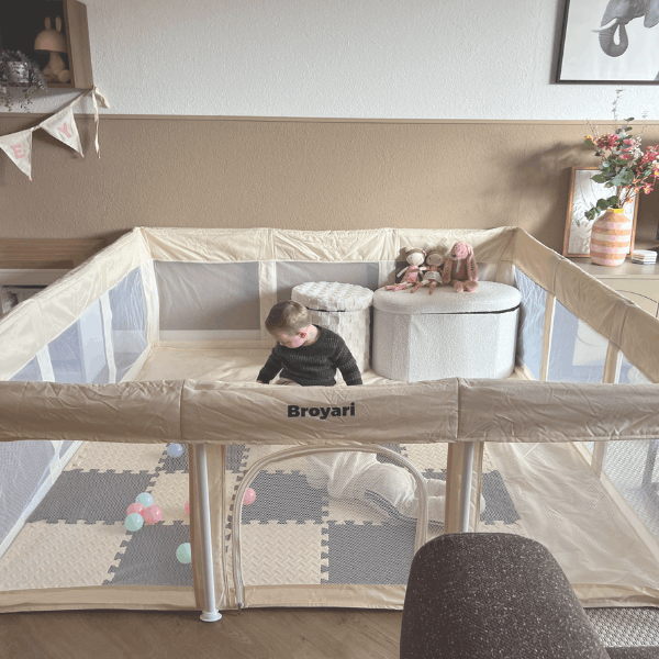 Baby speelt veilig in een ruime grondbox in de woonkamer