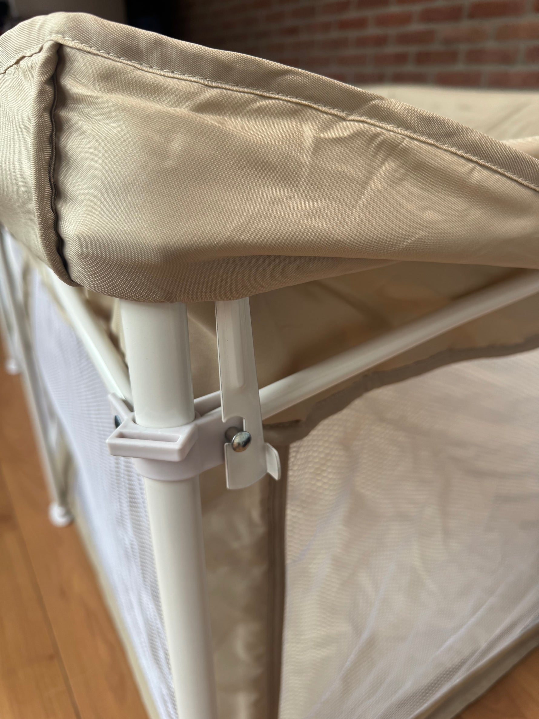 Sluiting van de beige speelbox