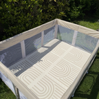 Foam speelmat 120 × 180 cm geplaatst in een Broyari grondbox