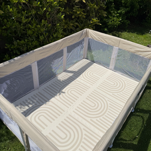 Foam speelmat 120 × 180 cm geplaatst in een Broyari grondbox