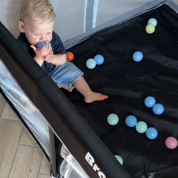 Grondbox Baby Zwart – Inklapbaar – Inclusief mat & Speelballen - Broyari